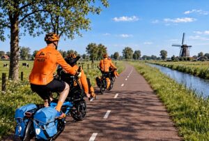 Foto: deelnemers aan de inclusieve fietstocht op de fiets.