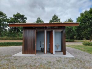 Foto: toegankelijk toiletgebouw in Haarlemmerbos