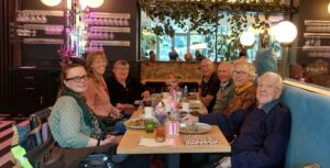 foto: het voltallige bestuur aan tafel.