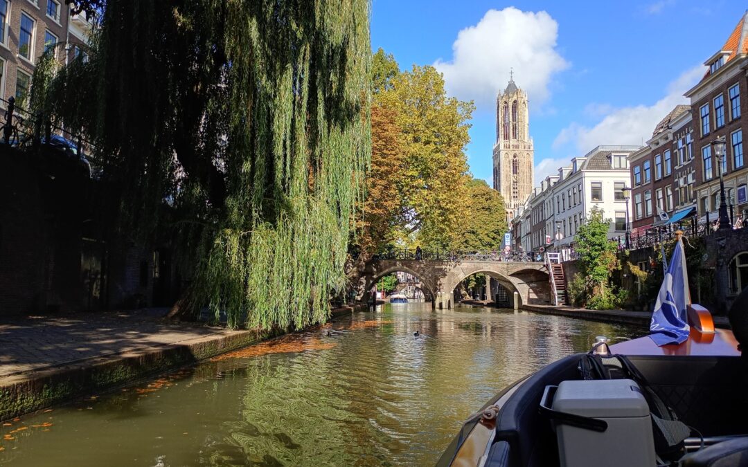 foto: blik op de dom vanaf het water.