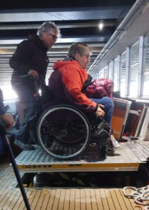 Foto: Pia gaat met de lift de boot in.